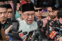 Anwar bercakap kepada pemberita selepas menunaikan solat Jumaat di Masjid Al-Muqarrabin, Bandar Tasik Selatan, pada Jumaat. Foto Bernama