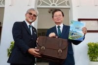 Pegawai Kewangan Negeri Pulau Pinang, Datuk Zairi Mat Ali (kiri) menyerahkan dokumen Belanjawan 2027 Pulau Pinang kepada Kon Yeow untuk dibentangkan di DUN Pulau Pinang pada Jumaat.