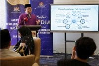 Dr Sirajuddin menerangkan tujuh teras perbahasan fiqh kontemporari pada Sesi Taklimat Khas Mengenai Penganjuran IIFA Kali Ke-27 di Kompleks Islam Putrajaya pada Jumaat. - FOTO: Bernama 