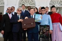 Kon Yeow (depan, tengah) menunjukkan dokumen Belanjawan 2027 Pulau Pinang yang dibentangkan pada Sidang DUN Pulau Pinang pada Jumaat.