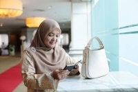 WAJIB bagi wanita Islam untuk menutup aurat di tempat terbuka dan di tempat yang dihadiri orang asing. 