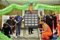 Spencer (berdiri, kiri) bergambar selepas sidang akhbar dan majlis cabutan undi National Luminous Dragon King Championship 2026 yang bakal berlangsung di Arena of Stars, RWG pada 28 dan 29 November ini.