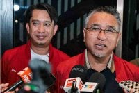 Adly (kanan) bercakap kepada media pada Program Hi Tea bersama Kelab Media Melaka di sebuah hotel, pada Jumaat. Turut hadir, Adam Adli (kiri). Foto Bernama