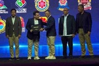 Amirudin (tiga dari kanan) menyampaikan penghargaan kepada salah seorang wakil agensi semasa Majlis Sanjungan Budi Sempena SUKMA XXII dan Para SUKMA Selangor di Dewan Raja Muda Musa, Seksyen 7 pada Jumaat.