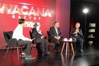 Zahir (kanan) ketika mengulas mengenai pembangunan perumahan dalam Wacana Sinar Harian Edisi 491, Rumah Ada, Komuniti Hilang?: Menilai Semula Hala Tuju Perumahan Awam di Karangkraf, Shah Alam pada Jumaat.