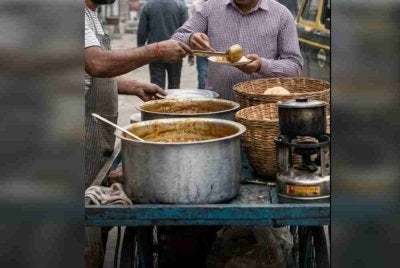 Seorang lelaki maut selepas dipercayai ditikam beberapa kali oleh peniaga makanan hanya kerana meminta tambahan hidangan kacang kuda berkuah atau choley di sebuah gerai di Nihal Vihar, Delhi, India. Foto Agensi