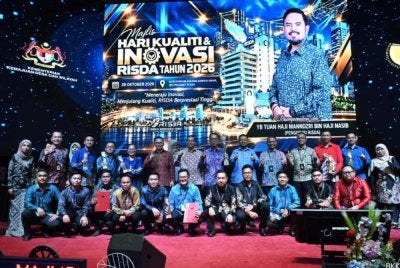 Manndzri (berdiri, enam dari kanan) dan Zainal Azni (berdiri, lapan dari kanan) bergambar bersama-sama warga RISDA Sabah yang dinobat penerima Anugerah Perdana sempena Majlis Hari Kualiti dan Inovasi RISDA 2026 di Ibu Pejabat RISDA di Kuala Lumpur.