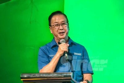 Dominic Lau berucap pada Majlis Pengumuman Calon PN PRN Melaka di sini pada malam Khamis.
