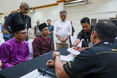 Ramlan (tiga dari kanan) melihat simulasi persiapan bagi urusan penamaan calon ketika meninjau persiapan pusat penamaan calon (PPC) bagi Pilihan Raya Negeri (PRN) Dewan Undangan Negeri Melaka Ke-16 di PPC Dewan Undangan Negeri (DUN) N.13 Paya Rumput di Ballroom Stadium Hang Jebat hari ini. Foto: Bernama 