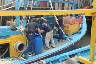 Pemindahan minyak diesel bersubsidi oleh pihak tidak bertanggungjawab dikesan dalam operasi di jeti persendirian di Manjung, Perak.