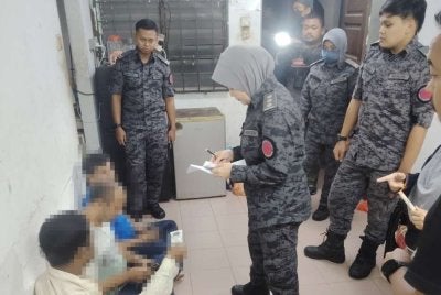 JIM melaksanakan operasi bersepadu di sebuah flat di Pandamaran, Klang pada Jumaat.