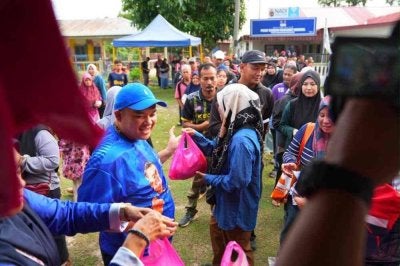 Rais (dua dari kiri) pada program Jualan Sayang Rakyat di Sungai Udang, Melaka.