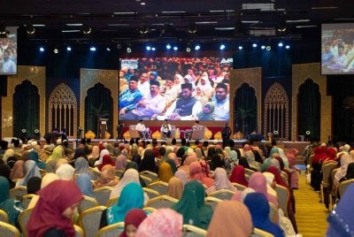 HADIRIN khusyuk mendengar perkongsian daripada ahli panel. 