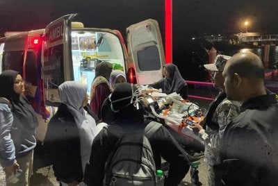 Pesakit memerlukan pemindahan segera ke Hospital Sultanah Bahiyah di Alor Setar berikutan keadaan kesihatannya yang kritikal serta memerlukan rawatan kepakaran neurosurgeri.