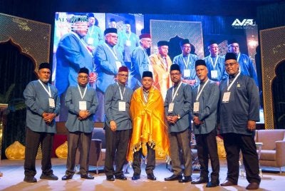 AYOB KHAN (tengah) diberi penghargaan oleh Permim pada Persidangan Mawlid 6.0.