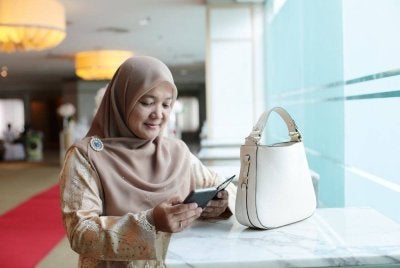 WAJIB bagi wanita Islam untuk menutup aurat di tempat terbuka dan di tempat yang dihadiri orang asing. 