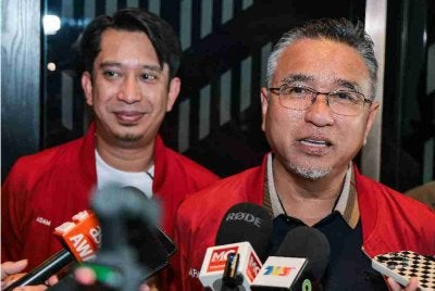 Adly (kanan) bercakap kepada media pada Program Hi Tea bersama Kelab Media Melaka di sebuah hotel, pada Jumaat. Turut hadir, Adam Adli (kiri). Foto Bernama