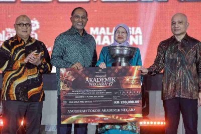 Menteri Pendidikan Tinggi, Datuk Seri Dr Zambry Abd Kadir bersama penerima Anugerah Tokoh Akademik Negara, Prof Datin Paduka Datuk Dr Aini Ideris daripada Universiti Putra Malaysia (UPM) pada Majlis Anugerah Akademik Negara ke-17 di sebuah hotel malam ini. Foto Bernama