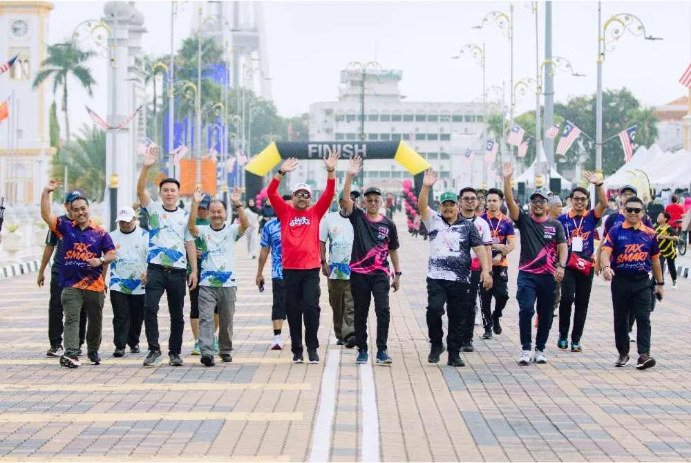 Abdul Gafar (lima dari kiri) bersama Exco Perumahan, Kerajaan Tempatan dan Kesihatan, Mejar (B) Mansor Zakaria (tujuh dari kiri) menyertai peserta lain menyemarakkan ASCFS.
