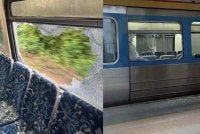 Keadaan cermin tingkap sebuah koc tren KTMB yang pecah. Foto tular 