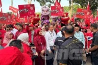 Ketibaan Azman disambut meriah dengan persembahan tarian singa, pukulan gendang serta sorakan daripada penyokong.