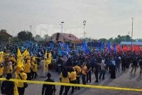 Kedudukan penyokong kedua-dua gabungan yang dipisahkan hanya dengan ruang penempatan itu menjadikan suasana di pusat penamaan calon lebih meriah.