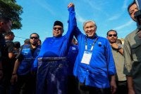 Timbalan Perdana Menteri Datuk Seri Dr Ahmad Zahid Hamidi mengiringi calon Barisan Nasional bagi kerusi Dewan Undangan Negeri (DUN) N02 Tanjung Bidara, Datuk Seri Dr Ab Rauf Yusoh, ke pusat penamaan calon di Dewan Datuk Kapt (B) Hj. Ab Karim, Kompleks JAPERUN Tanjung Bidara sempena Pilihan Raya Negeri Melaka hari ini. Foto Bernama 