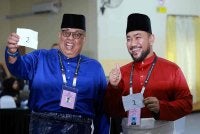  Calon Barisan Nasional bagi kerusi Dewan Undangan Negeri (DUN) N02 Tanjung Bidara, Datuk Seri Dr Ab Rauf Yusoh (kiri), bersama calon Pakatan Harapan Mohd Yunazri Mustamiri (kanan) di pusat penamaan calon Dewan Datuk Kapt (B) Hj. Ab Karim, Kompleks JAPERUN Tanjung Bidara sempena Pilihan Raya Negeri Melaka ke-16 hari ini. Foto Bernama 