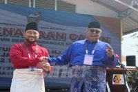 Ab Rauf dan Yunazri selepas diumum calon DUN Tanjung Bidara bagi PRN Melaka.
