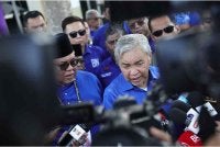 Ahmad Zahid (kanan) ditemui media ketika mengiringi Ab Rauf bagi proses penamaan calon PRN Melaka di Tanjung Bidara, pada Sabtu.