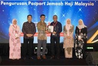 Wakil pembentang daripada TH menerima Anugerah Platinum sempena Persidangan Nasional Reformasi Karenah Birokrasi 2026.