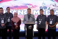 Pengerusi Suruhanjaya Pilihan Raya (SPR) Datuk Seri Ramlan Harun (tiga, kanan) ketika sidang media mengenai penamaan calon sempena Pilihan Raya Negeri Melaka di Wisma Persekutuan Ayer Keroh hari ini. Foto Bernama
