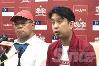 Adam Adli (kanan) pada sidang media di Bilik Gerakan Utama PH, pada Sabtu.