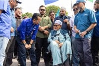 Asyraf Wajdi (dua dari kiri) sempat bersama Presiden Pas, Tan Sri Abdul Hadi Awang (duduk) di pusat penamaan calon DUN Bukit Katil.