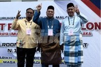 Azman (kanan) bersama Rafie (kiri) dan Abdul Rashid ketika Penamaan Calon PRN Melaka bagi DUN Paya Rumput di Stadium Hang Jebat di Tangga Batu pada Sabtu.