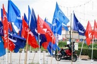 Bendera-bendera parti politik mula kelihatan sekitar jalan raya di Tanjung Bidara hari ini sempena Pilihan Raya Negeri Dewan Undangan Negeri Melaka ke-16. Foto Bernama 