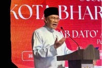 Perdana Menteri, Datuk Seri Anwar Ibrahim ketika berucap pada Majlis Sebarkan Salam Kota Bharu Berselawat di Dataran Muhammadi pada Sabtu.