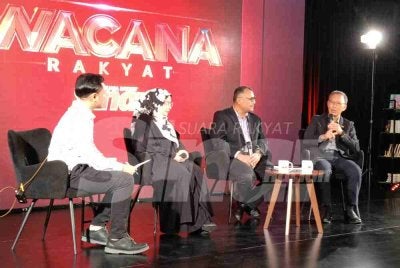 Zahir (kanan) antara tiga panel dalam Wacana Sinar Harian Edisi 491 bertajuk Rumah Ada, Komuniti Hilang?: Menilai Semula Hala Tuju Perumahan Awam di Karangkraf pada Jumaat.