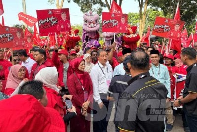 Ketibaan Azman disambut meriah dengan persembahan tarian singa, pukulan gendang serta sorakan daripada penyokong.