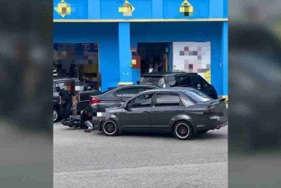 Tangkap layar tular insiden membabitkan penunggang motosikal dilanggar sebuah kereta Proton Saga di Taman Pulai Utama Skudai.