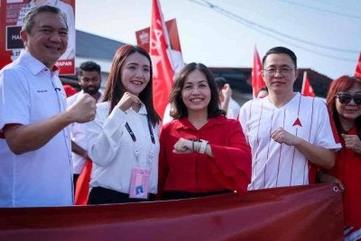 Timbalan Menteri Komunikasi Teo Nie Ching yang juga Ketua Wanita DAP (tengah) mengiringi calon Pakatan Harapan (PH) bagi kerusi Dewan Undangan Negeri (DUN) N22 Banda Hilir Leng Chau Yen (dua, kiri) ke pusat penamaan calon sempena Pilihan Raya Negeri (PRN) Melaka ke-16 di Dewan Seri Temu, Sekolah Menengah Kebangsaan Padang Temu hari ini. - Foto Bernama