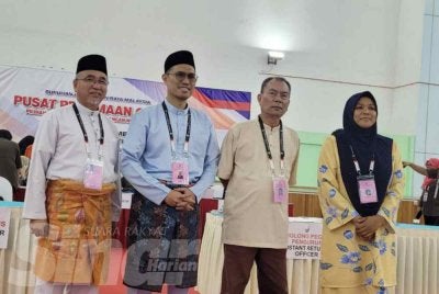 PH mempertaruhkan penyandang kerusi berkenaan, Datuk Seri Adly Zahari (kiri) yang juga Naib Presiden Parti Amanah Negara (Amanah) dan Timbalan Menteri Pertahanan.