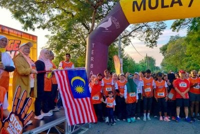 Salbiah (dua dari kiri) membuat pelepasan peserta Orange Run 2026 sempena Kempen Hentikan Keganasan Terhadap Wanita Peringkat Negeri Perak 2026 di Taman Rekreasi Sultan Abdul Aziz di sini pada Sabtu.