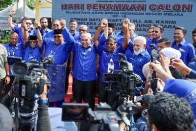 Timbalan Perdana Menteri Datuk Seri Dr Ahmad Zahid Hamidi bersama calon Barisan Nasional (BN) bagi kerusi Dewan Undangan Negeri (DUN) N02 Tanjung Bidara, Datuk Seri Dr Ab Rauf Yusoh, selepas meninggalkan pusat penamaan calon di Dewan Datuk Kapt (B) Hj. Ab Karim, Kompleks JAPERUN Tanjung Bidara sempena Pilihan Raya Negeri Melaka ke-16 pada Sabtu. Foto Bernama