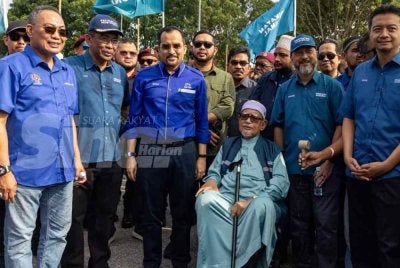 Abdul Hadi (tiga dari kanan) dan Asyraf Wajdi (empat dari kanan) juga turun memberikan sokongan semasa proses penamaan calon bagi kerusi DUN Bukit Katil di Dewan Tun Ali, Melaka pada Sabtu.