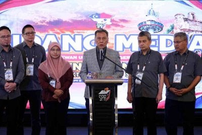 Pengerusi Suruhanjaya Pilihan Raya (SPR) Datuk Seri Ramlan Harun (tiga, kanan) ketika sidang media mengenai penamaan calon sempena Pilihan Raya Negeri Melaka di Wisma Persekutuan Ayer Keroh hari ini. Foto Bernama
