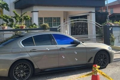 Terdapat empat kesan tembakan pada sebuah kereta BMW yang dipercayai dilakukan dua lelaki dalam kejadian di Taman Hijau, Kampung Koh di sini pada Jumaat.
