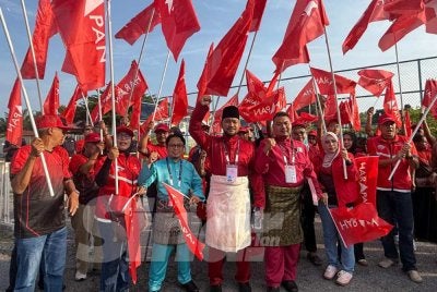Yunazri bersama penyokong PH. Foto SINAR HARIAN/NORAFIZA JAAFAR