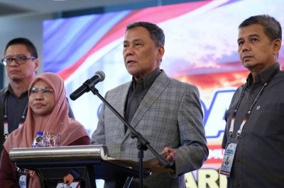 Pengerusi Suruhanjaya Pilihan Raya (SPR) Datuk Seri Ramlan Harun (dua, kanan) ketika sidang media mengenai penamaan calon sempena Pilihan Raya Negeri Melaka di Wisma Persekutuan Ayer Keroh hari ini.- Foto Bernama 