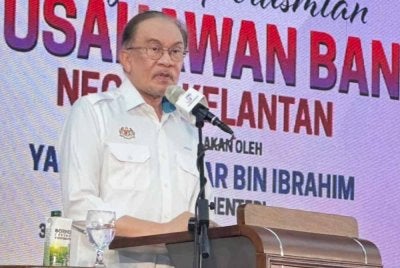 Anwar ketika berucap dalam program Skim Usahawan Bangkit negeri Kelantan di Kota Bharu pada Sabtu.